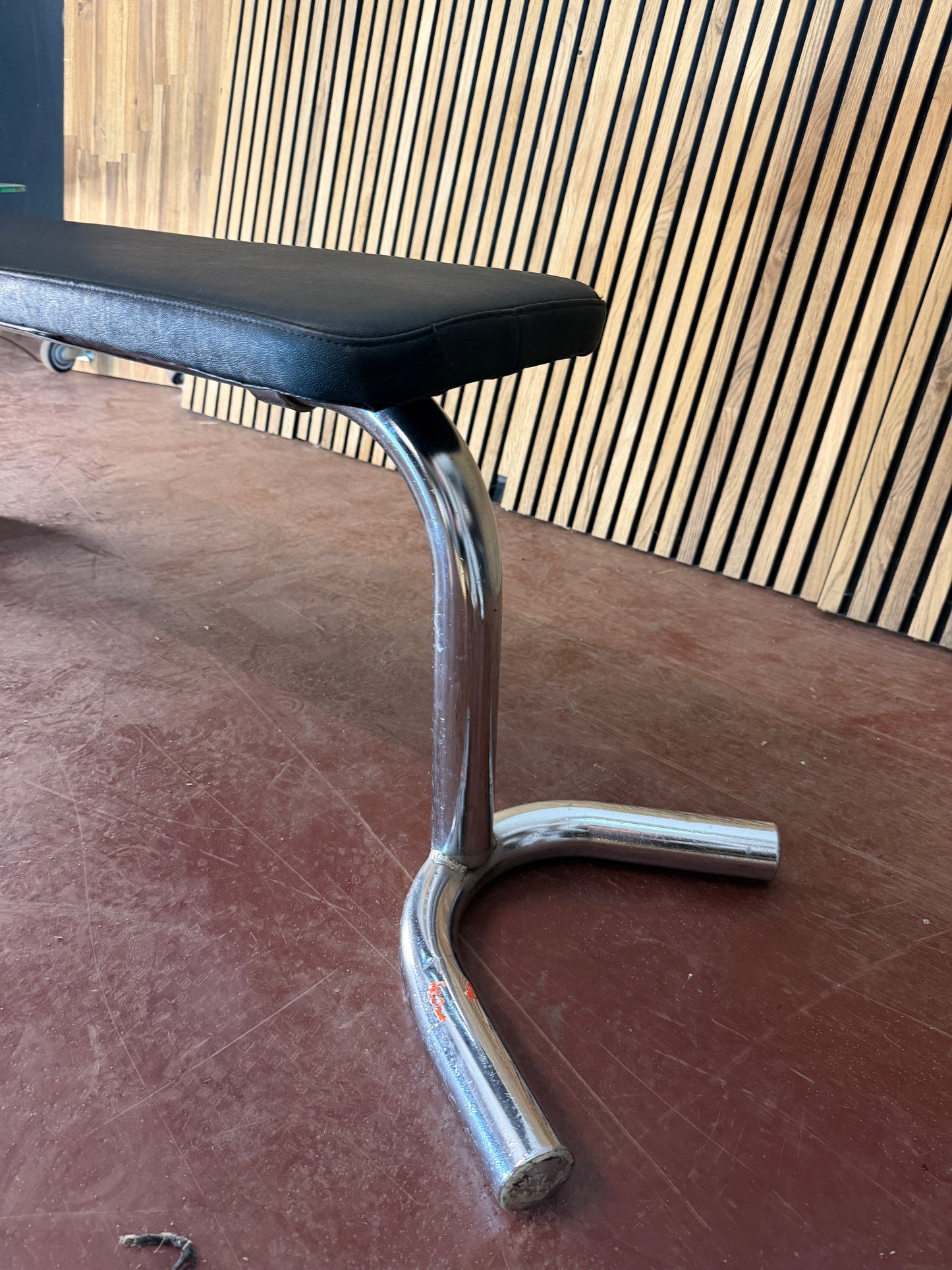 Flachbank Chromgestell